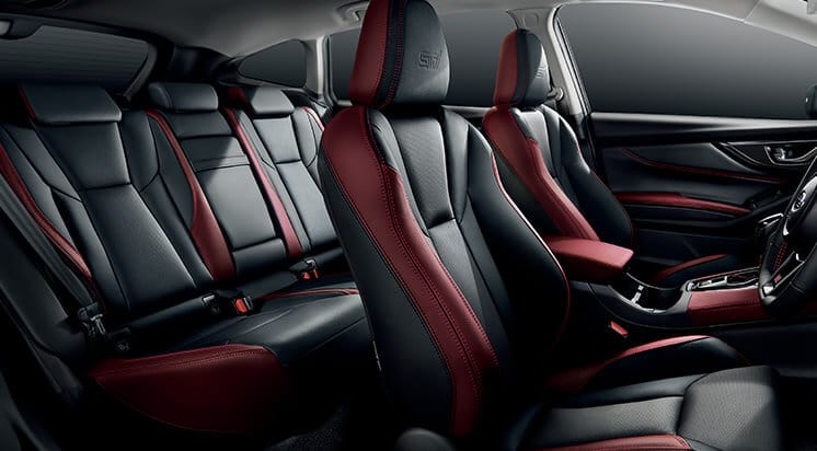 内装はブラック／ボルドー